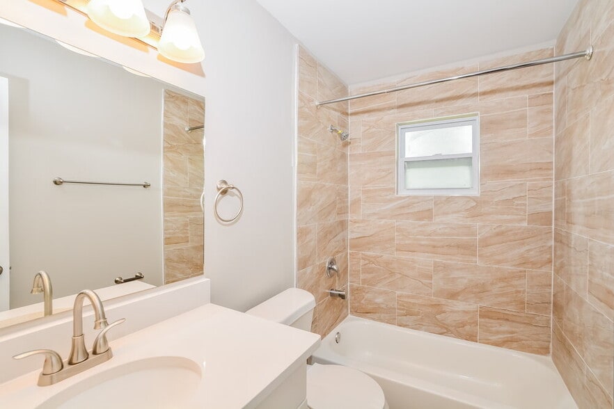Building Photo - 426 Iowa Woods Cir E