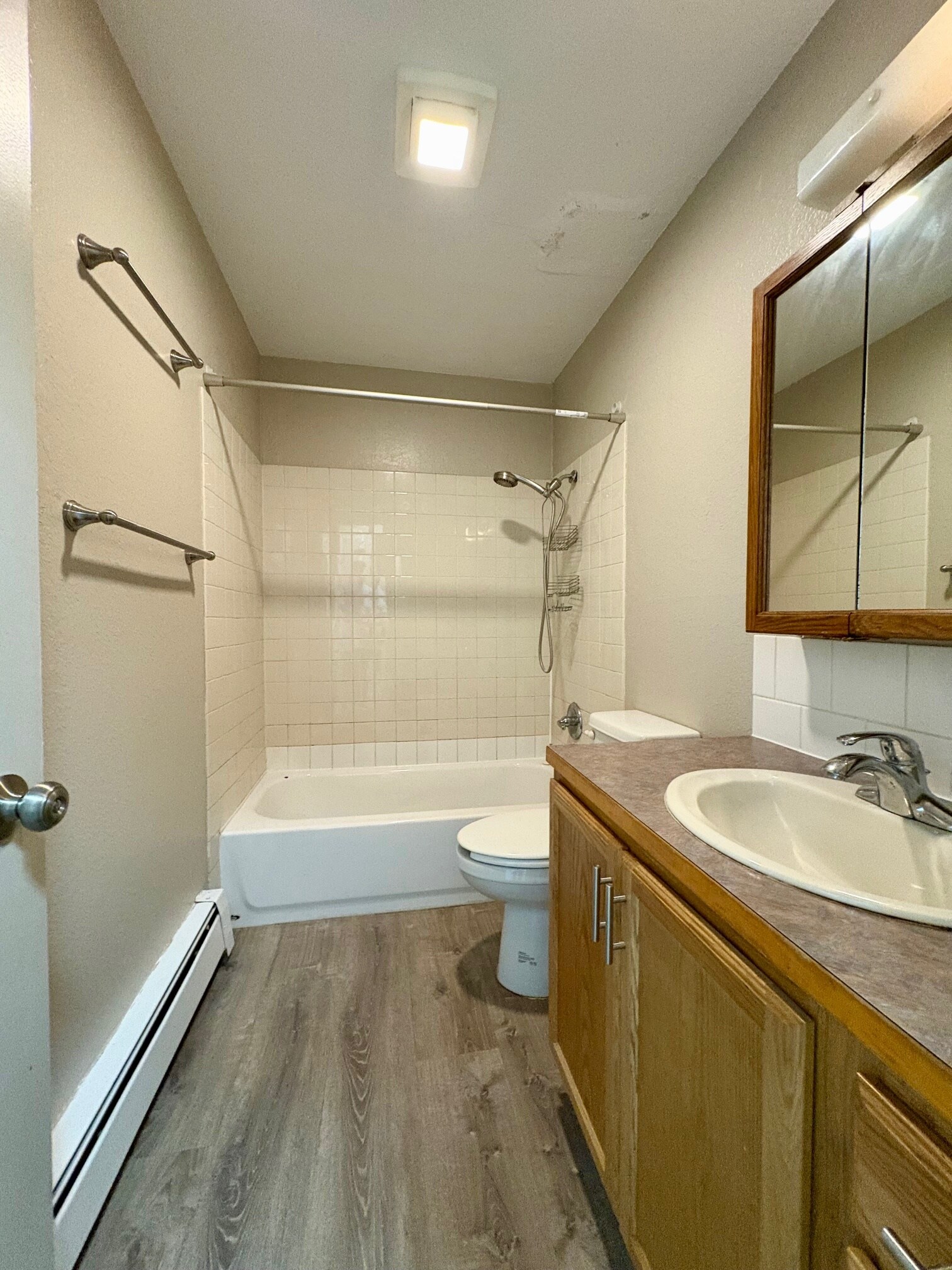 bath - 917 E 46th Ct