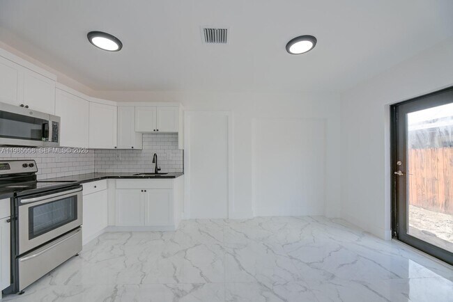 Building Photo - 650 E 65th St