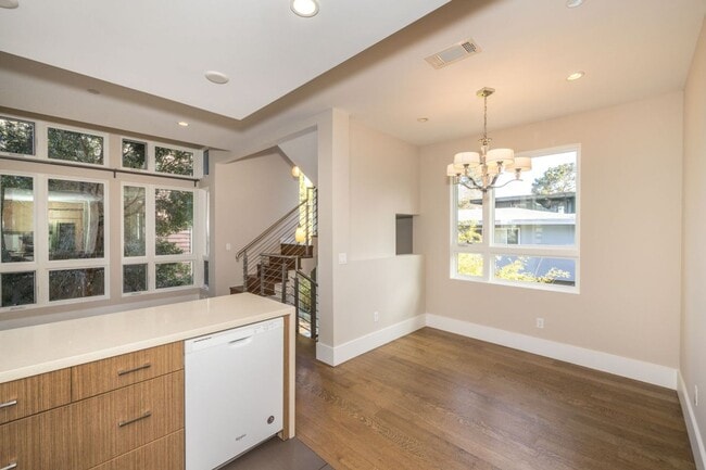 Building Photo - 13 Year "Young" 3 Bed, 3 Bath Contemporary Home- Steps to University Ave!