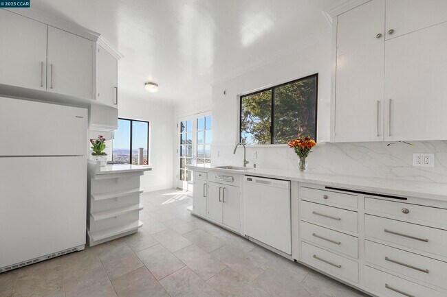 Building Photo - 2367 Carquinez Ave