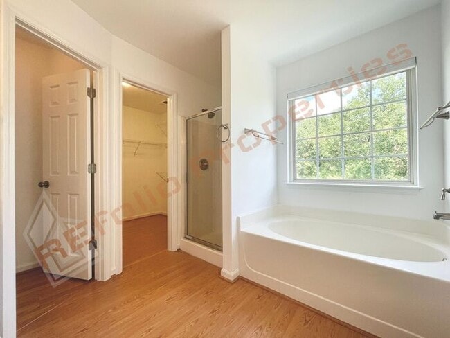 Building Photo - Fresh Paint - Lovely 3 Bedroom, 2.5 Bath T...