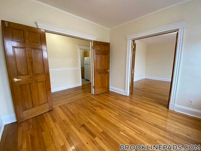 Building Photo - 352 Riverway