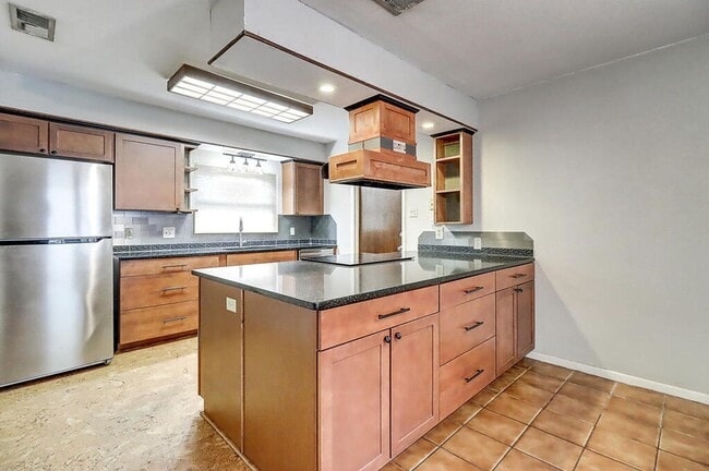 Building Photo - 3121 Seafoam Dr