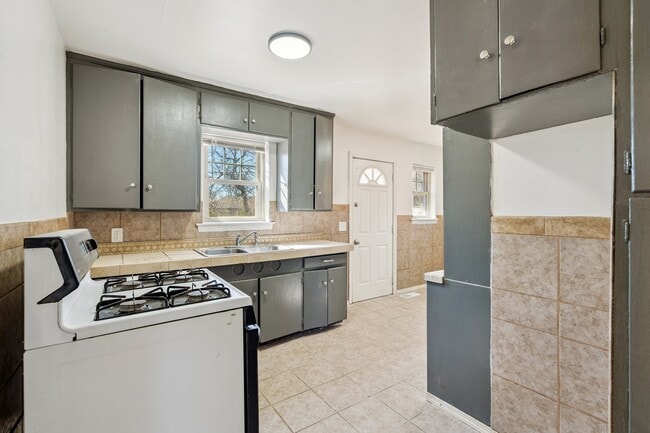 Building Photo - 1412 NE 38th St