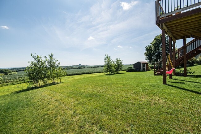 Building Photo - Gorgeous, spacious home on beautiful count...
