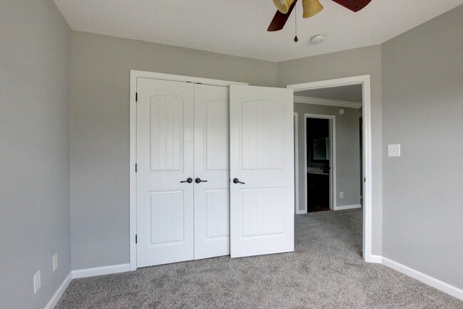 Building Photo - --AVAILABLE NOW! MOVE-IN READY!!!