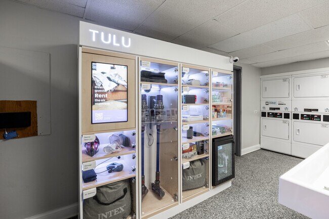 Building Photo - 1140 N La Salle Dr