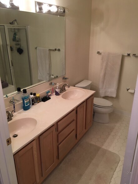 master bath - 605 Admiral Dr
