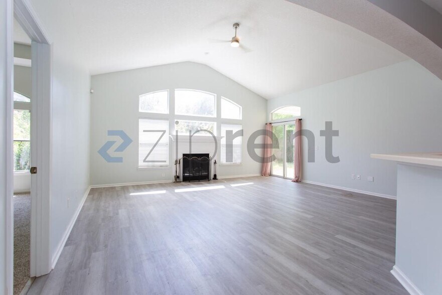 Building Photo - 168 Oak Common Ave