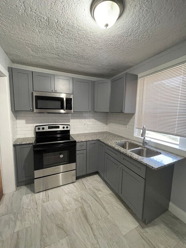 Building Photo - Single Family home available now!