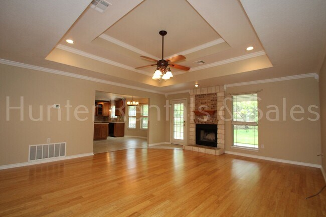Building Photo - Charming Country Living Retreat