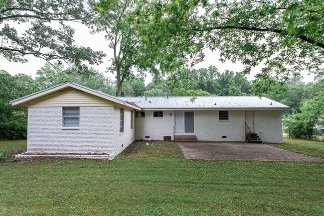 Building Photo - Now Accepting Section 8! Get $500 OFF Your First Month's Rent!