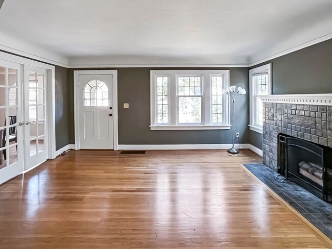 Building Photo - Charming Ravenna Home with Bonus Office, Basement & Fenced Yard