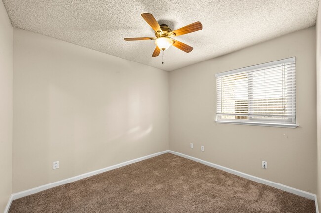 Building Photo - AVAILABLE NOW - CITRUS HEIGHTS 3 BEDROOM 2...