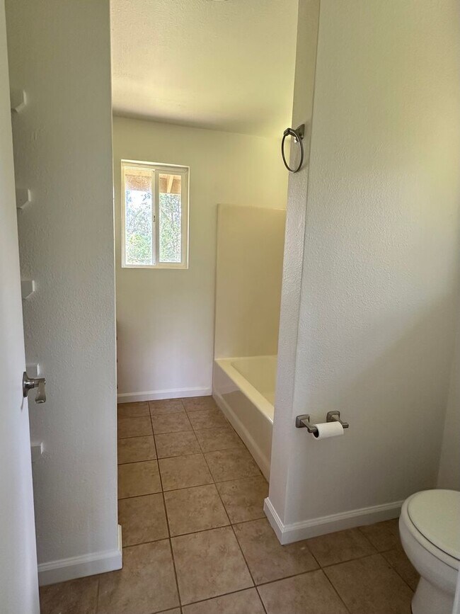 Building Photo - Charming 3-bedroom ,2-bathroom & Fully Fenced