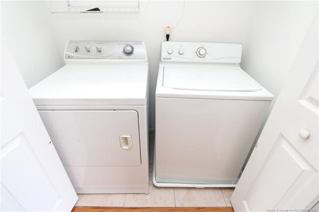 Building Photo - 101 Lake Meadow Dr