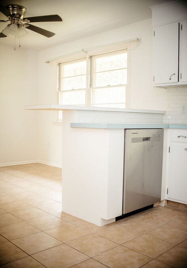 Building Photo - 425 Spring Dr