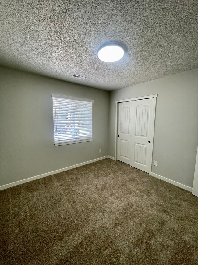 Building Photo - 1011 De La Vista Ln