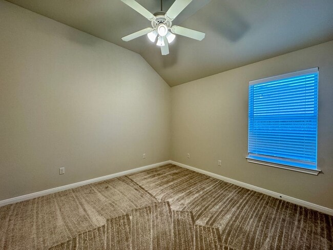 Building Photo - 3BR / 2BA Duplex in Hewitt, Texas | Midway ISD *Leasing Special Available*