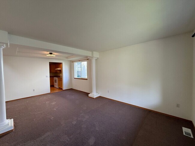 Building Photo - 4 Bed 2 Bath Home in Waterbury Meadows