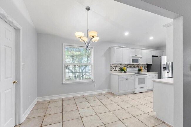 Building Photo - 2521 Heathrow Dr