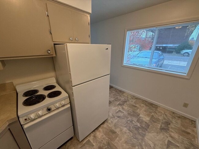 Building Photo - 1145 Saginaw St S