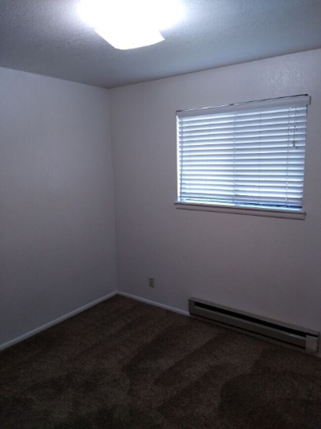 Building Photo - 2 bedroom 1 bath apartment very close to SUU!