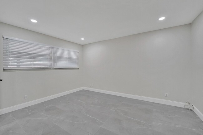 Building Photo - Beautifully Renovated 3BR/2BA Townhome in ...