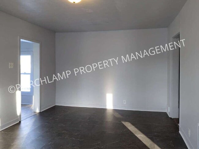 Building Photo - 403 E Broadway Ave