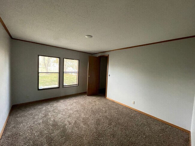 Building Photo - 5601 SW Lakefront Ln S