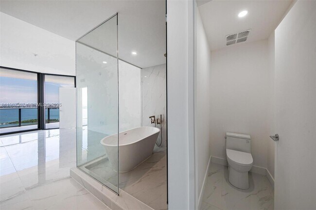 Building Photo - 700 NE 24th St