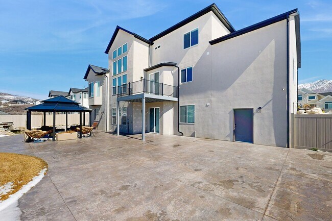 Building Photo - Large Spacious 4 Bedroom Home in Desirable Highland with Private Backyard and Finished Basement