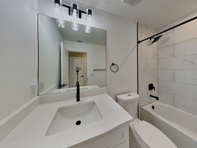 Building Photo - 3733 Ne-14 Pl