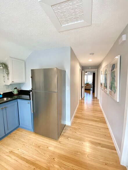 Building Photo - 1044 Saint Clair Ave