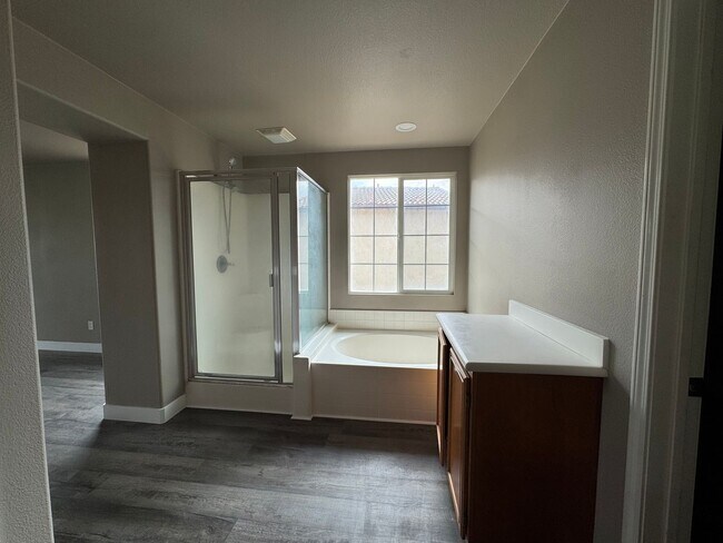 Building Photo - 5 Bedroom 3.5 Bathroom Home in Willowalk Community