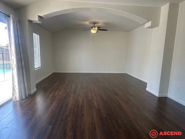 Building Photo - Spacious 3BD/2.5BA Home in Bakersfield's 93311 — HOA Community, Pool, Fireplace, Garage & Small P...