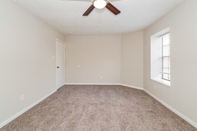 Building Photo - 16826 Rockstone