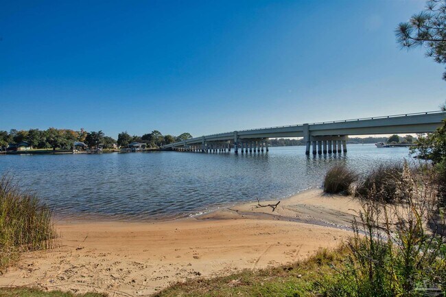 Building Photo - 303 SE Gilliland Rd