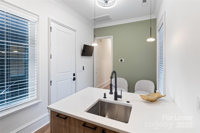 Building Photo - 705 S Torrence St