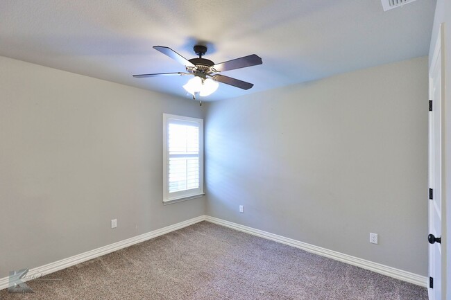 Building Photo - 3/2/2 in Butterfield Meadows!