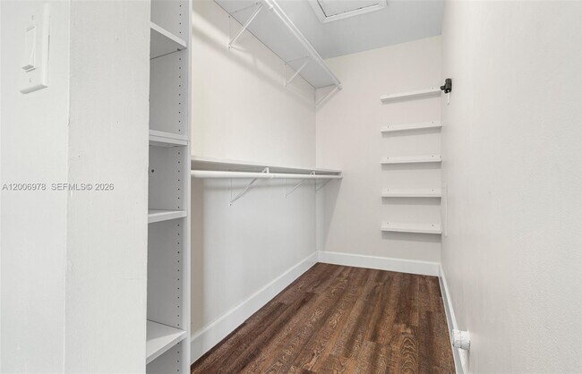 Building Photo - 9161 Vineyard Lake Dr