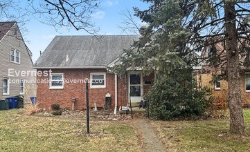 Building Photo - 3 Bed/1 Bath Home with Garage / Pet-Friendly / Available Soon!