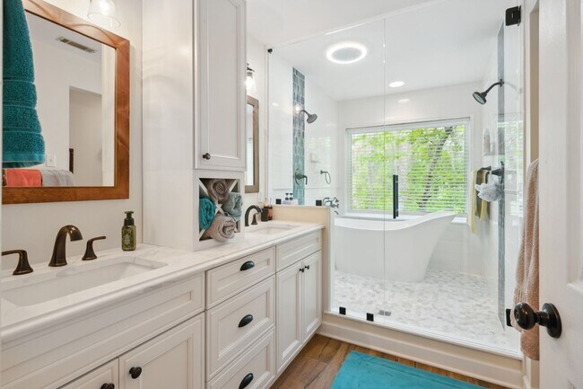 Building Photo - Everything included in rent price!! All ut...