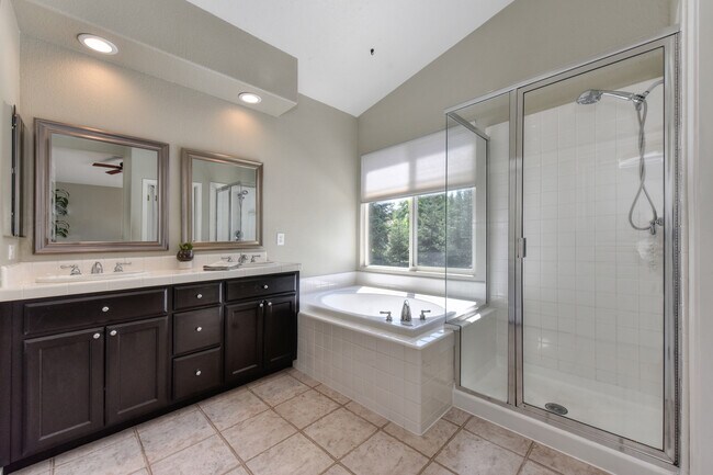 Building Photo - Great Location! Clean, Renovated, Beautifu...