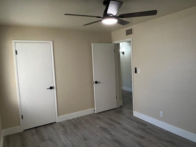 Building Photo - 726 E 3rd Ave