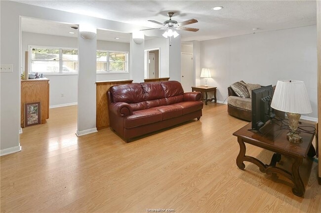 Building Photo - 305 W Brookside Dr