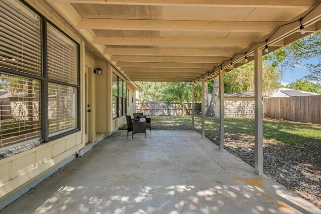 Building Photo - 1602 E Messick Loop