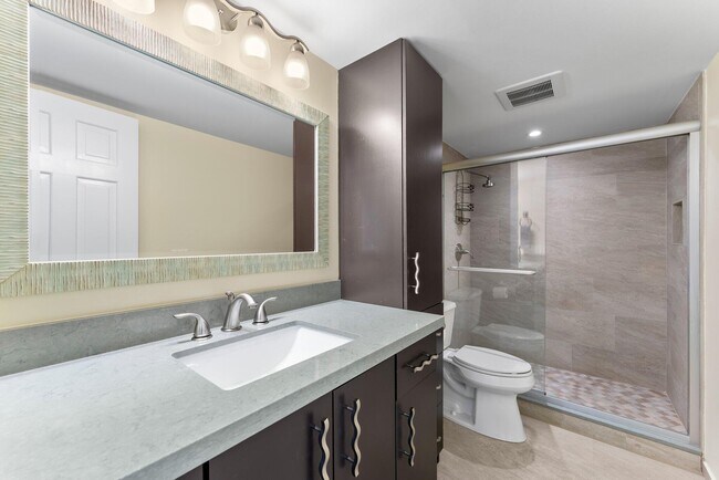 Building Photo - 1806 18th Ct