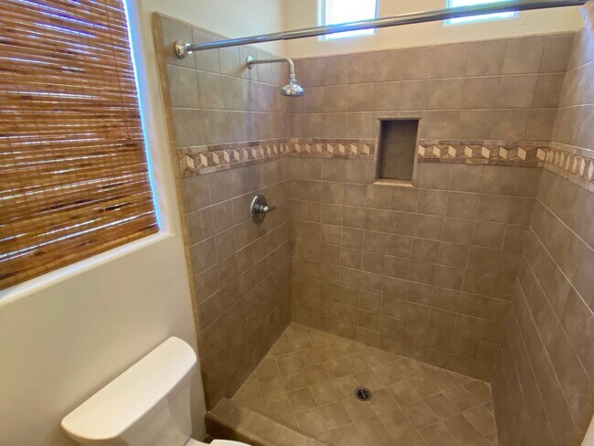 Building Photo - HOUSE - VILLAGE OF OAK CREEK